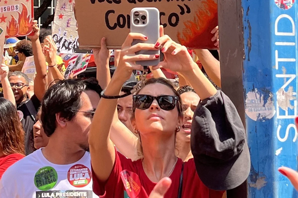 Alanis Guillen: fãs apontam celular entre 12 aparelhos da PM