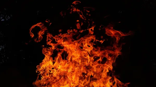 Carreta com botijões de gás sofre incêndio em João Pessoa