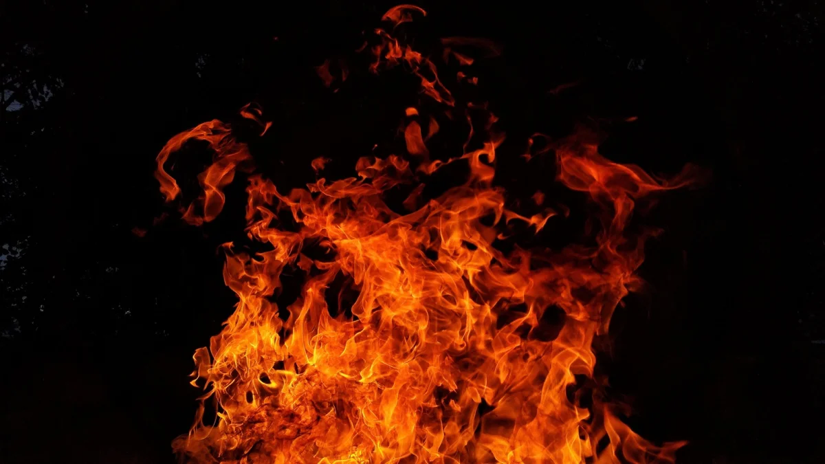 Carreta com botijões de gás sofre incêndio em João Pessoa