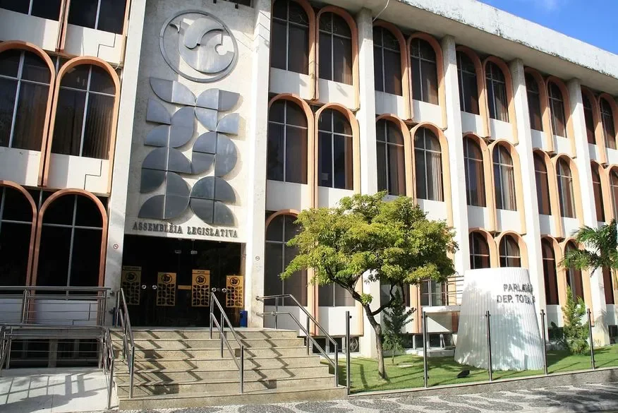 Deputados paraibanos perdem votos e ficam fora da Assembleia