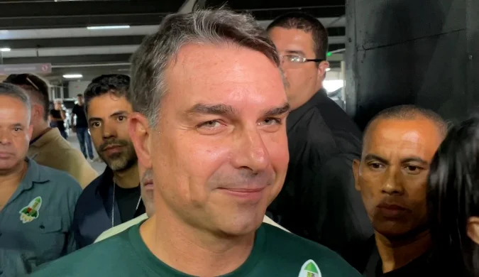 Flávio Bolsonaro não irá ao debate da Band; impasse persiste