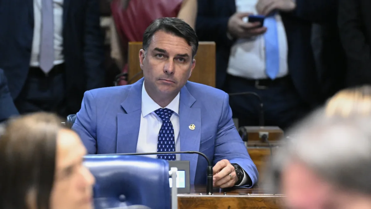 Flávio Bolsonaro se declara "verdadeiro presidente eleito" nos EUA