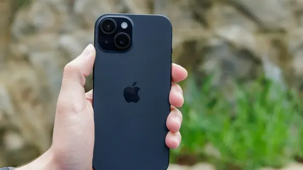 iPhone 15: 128 GB sai por 12x de R$ 304,98 com cupom