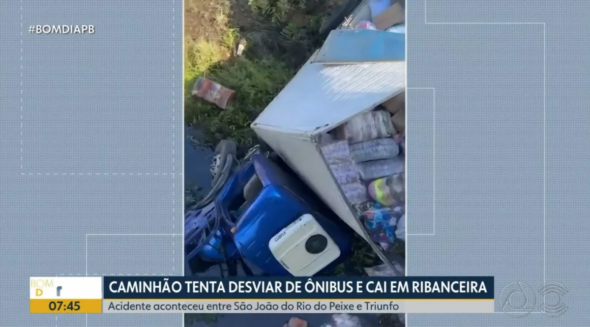 Ônibus de estudantes: caminhão cai em ribanceira após colisão na PB
