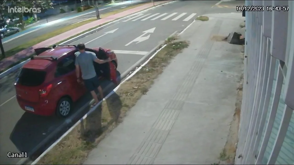 UPS dos Bancários: homem de 56 anos é flagrado furtando cone em vídeo