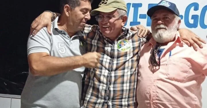 Vital Costa aparece com adesivo de Flávio Bolsonaro no rádio